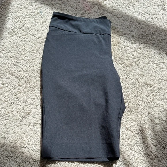 Tail Women's Black Bermuda Shorts - Picture 1 of 5